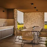 וילה Deluxe With Heated Pool