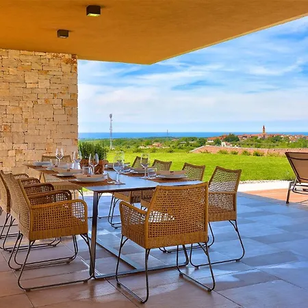 Deluxe With Heated Pool *