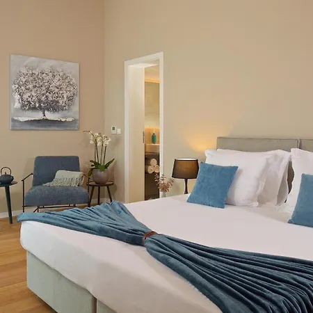 Deluxe With Heated Pool *
