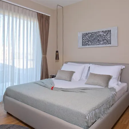 빌라 Deluxe With Heated Pool 브르토니글라