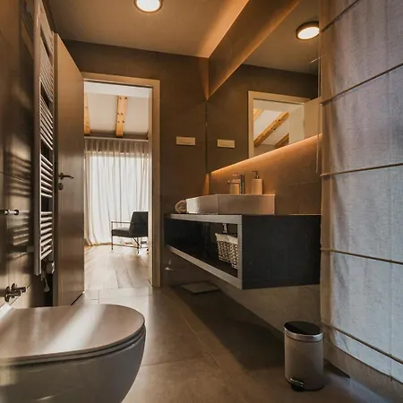Deluxe With Heated Pool *