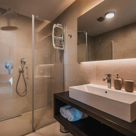 Deluxe With Heated Pool *