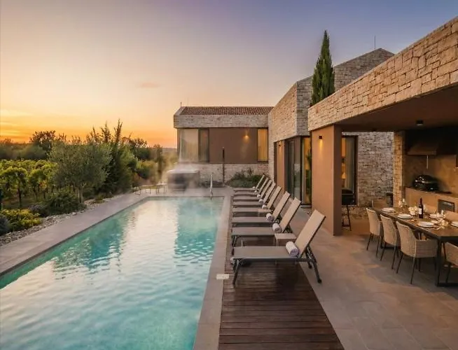 Deluxe With Heated Pool Vila *