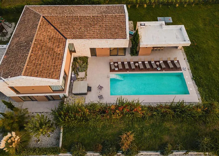 Deluxe With Heated Pool Vila *