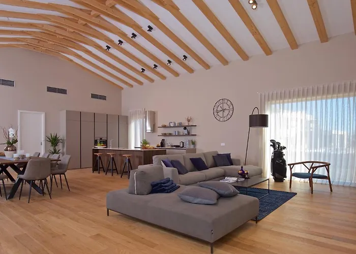 Deluxe With Heated Pool Vila