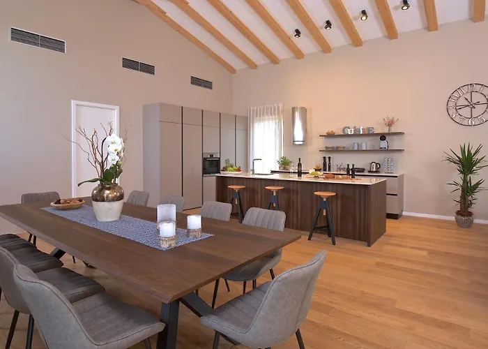 Vila Deluxe With Heated Pool