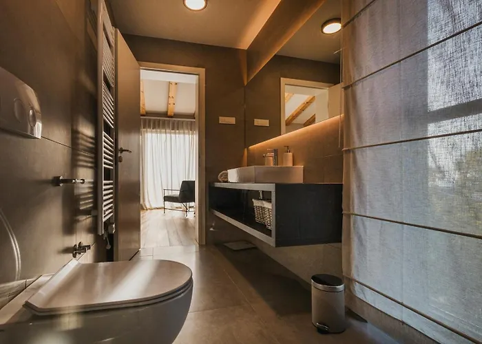 Deluxe With Heated Pool *