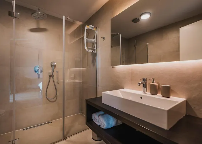 Deluxe With Heated Pool *