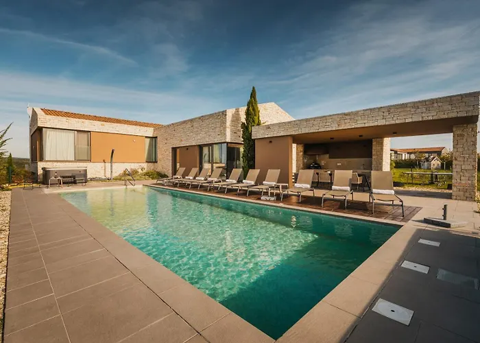 Vila Deluxe With Heated Pool Brtonigla