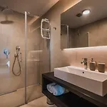 Deluxe With Heated Pool *