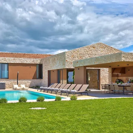 Villa Deluxe With Heated Pool Brtonigla