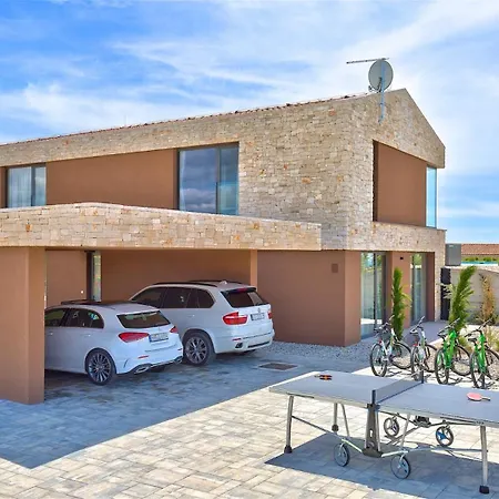 Deluxe With Heated Pool *