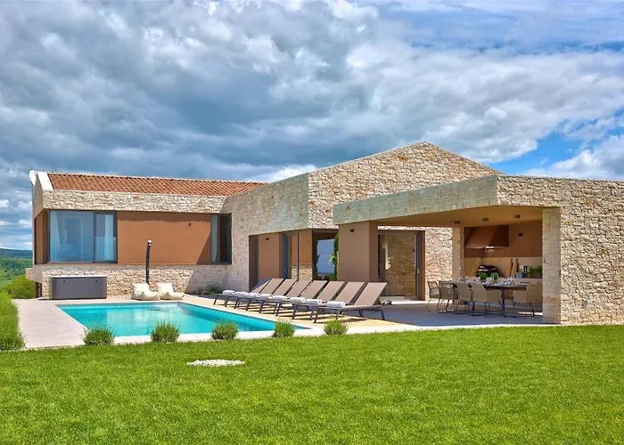 Villa Deluxe With Heated Pool Brtonigla