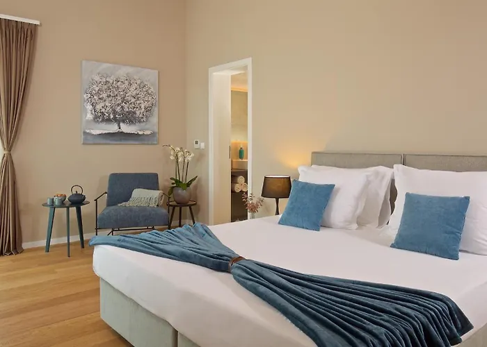 Deluxe With Heated Pool *