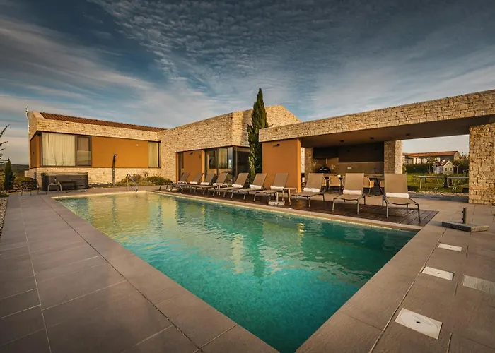 Villa Deluxe With Heated Pool